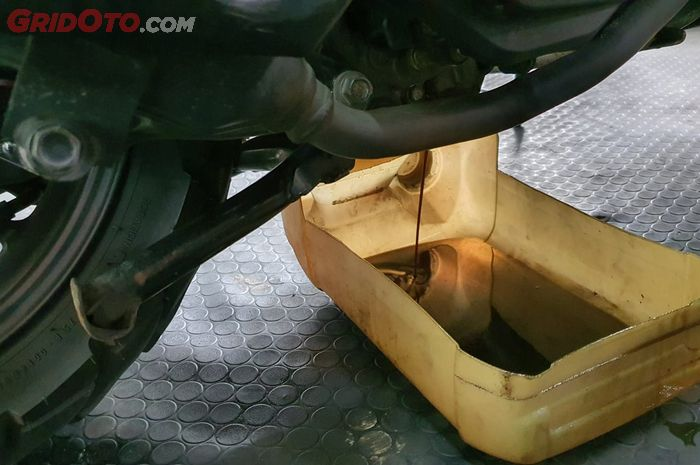 Ilustrasi ganti oli mesin motor. Ini jenis oli motor yang cocok dipakai jalan jauh saat mudik lebaran.