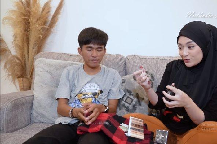 Nathalie Holscher memberikan gelang emas untuk Tiko.