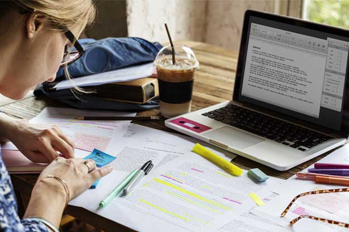 Ilustrasi mahasiswa sedang mengerjakan skripsi di Microsoft Word