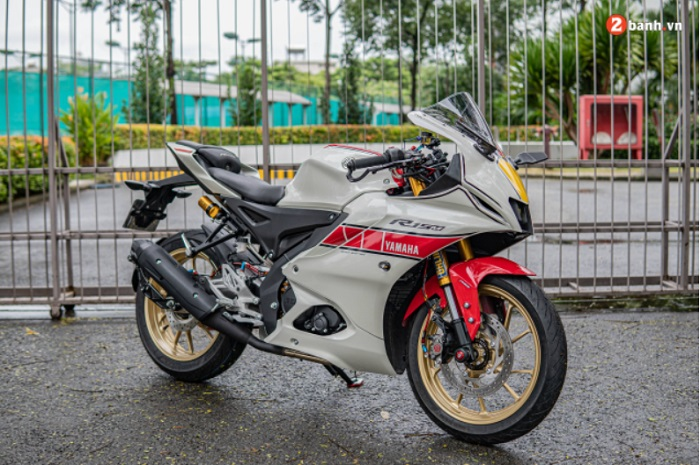 Motor modifikasi Yamaha R15M edisi World GP 60th Anniversary.