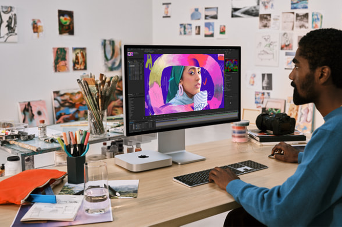 Ilustrasi Mac Mini M2 dengan Apple Studio Display untuk pembuatan konten digital