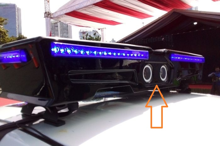 Kamera ETLE terpasang di atas mobil di tengah lampu strobo mobil patroli
