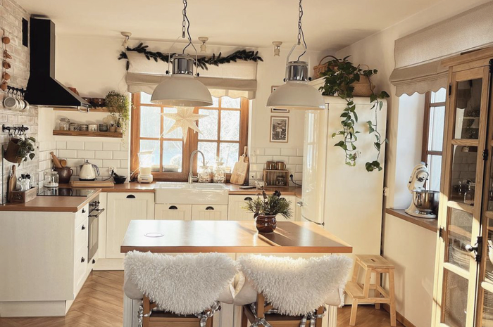 Potret desain dapur modern tampak kian mewah karena pencahayaan di kitchen island.