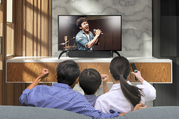 Ilustrasi menonton acara musik bersama keluarga dengan TV LED Sharp AQUOS IIOTO