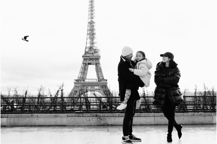 Gisella Anastasia membuat foto remake bersama Gading Marten dan Gempi di Paris.