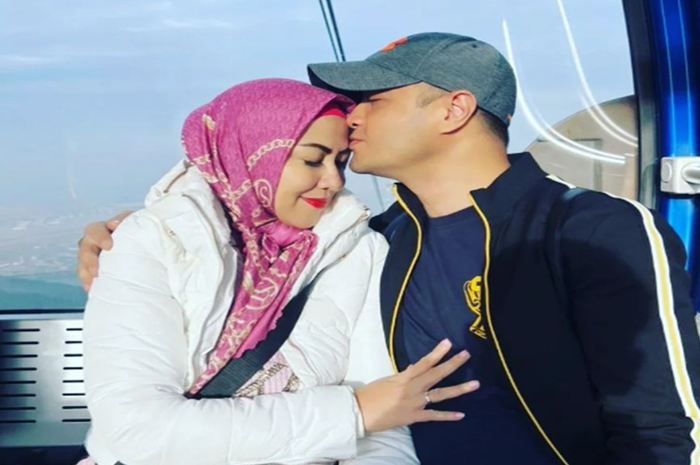 Momen Ferry Irawan bersama istrinya, yakni Venna Melinda.
