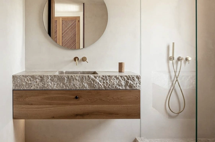 Foto desain kamar mandi dengan gaya Japandi yang banyak ditiru pemilik rumah minimalis. Begini caranya.