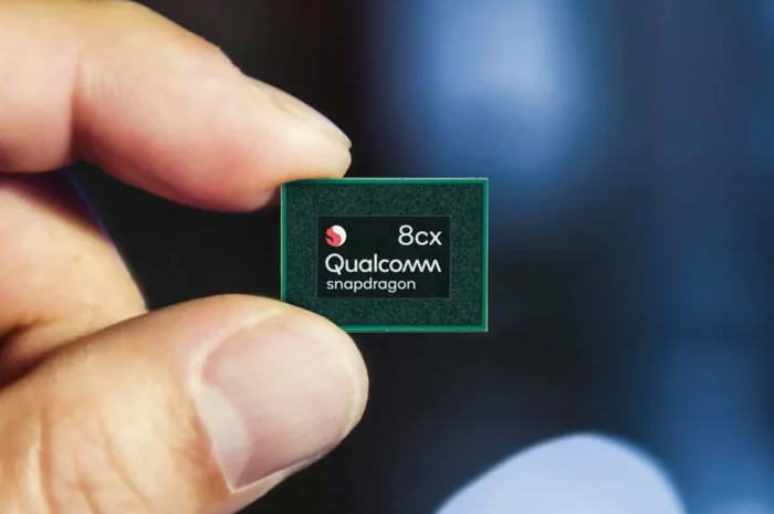 Ilustrasi memegan chipset Qualcomm Snapdragon 8cx Gen 4