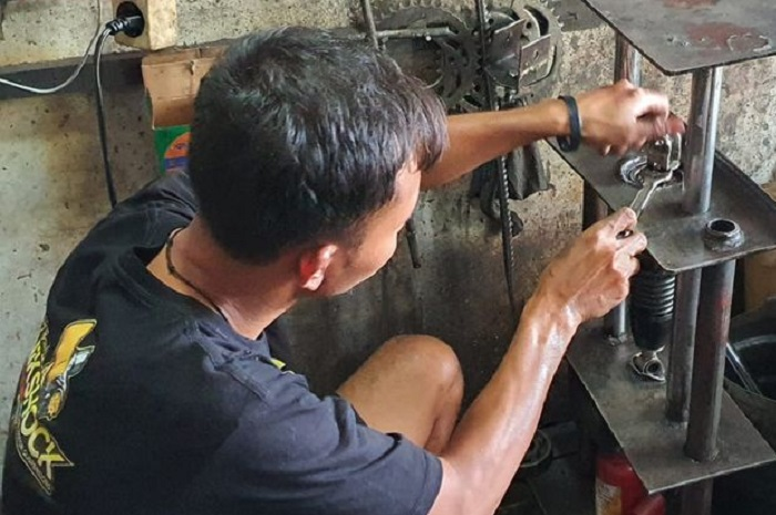 Bengkel spesialis servis sokbreker motor di Depok, Klinik Shock.