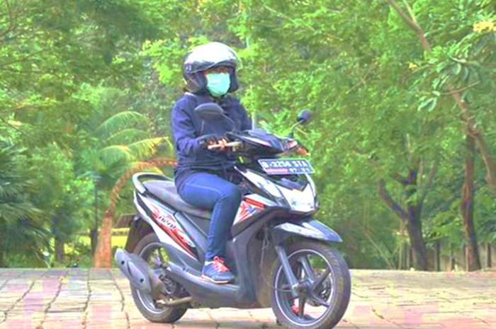 Ilustrasi cewek mengendarai motor.