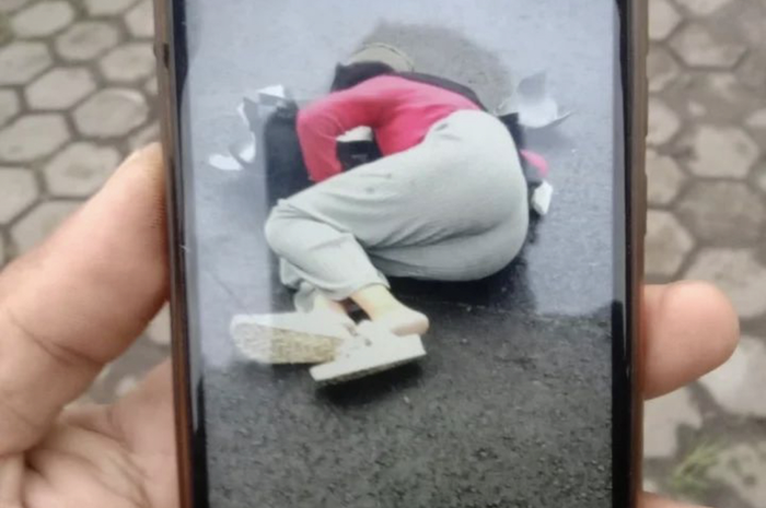 Foto mahasiswi Fakultas Hukum Universitas Suryakancana Cianjur Selvi Amalia Nuraeni tergeletak usai tertabrak.