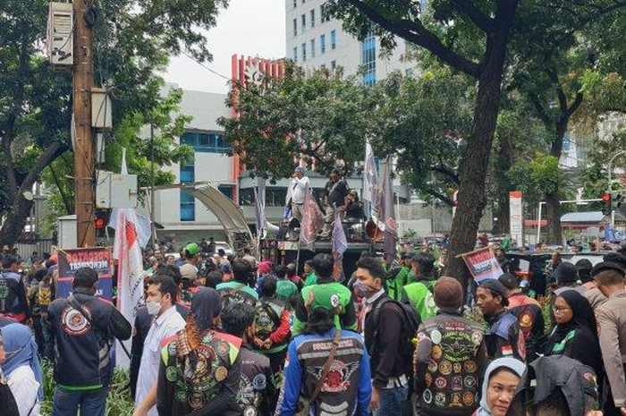 Ratusan driver ojol demo tolak Jalan Berbayar atau ERP di DKI Jakarta.
