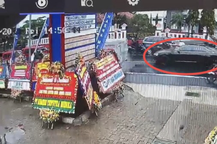 Foto bukti Audi A8 hitam yang disebut polisi sebagai pelaku tabrak lari di Cianjur. Keluarga korban membantahnya.