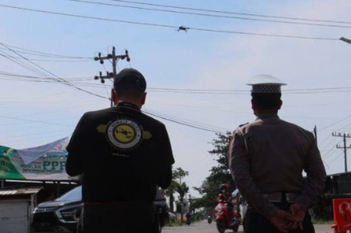 Petugas sedang menerbangkan ETLE Drone hingga mampu menangkap beberapa pemotor yang melakukan pelanggaran lalu lintas.