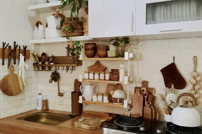 Rak dapur harus dijaga tampilannya. Segera buang bahan-bahan masak ini agar foto area memasak segar lagi.