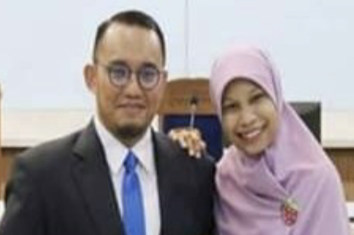 Potret Dahnil Anzar bersama istri pertama Heni Novitasari.