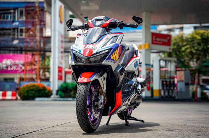 Berkonsep racing sporty, modifikasi motor Honda Vario 160 bertabur sparepart aftermarket!