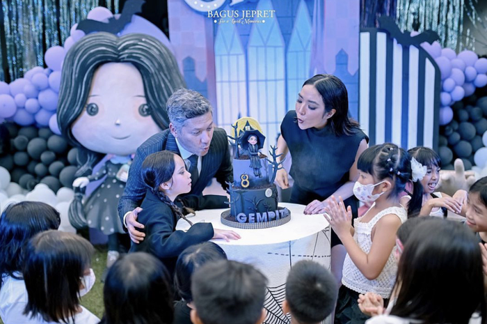 Gisel dan Gading bahagia mersyakan ultah anak semata wayang mereka, Gempi. Fotonya bikin baper.