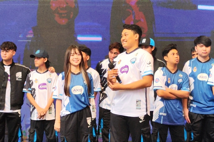 Head of EVOS Perfomance, Mohammad Refie Fakhreno bersama dengan roster dan brand ambassador baru EVOS esports.