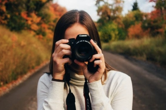 Apabila memencet tombol shutter kamera tidak benar, foto yang kita hasilkan tak maksimal. 