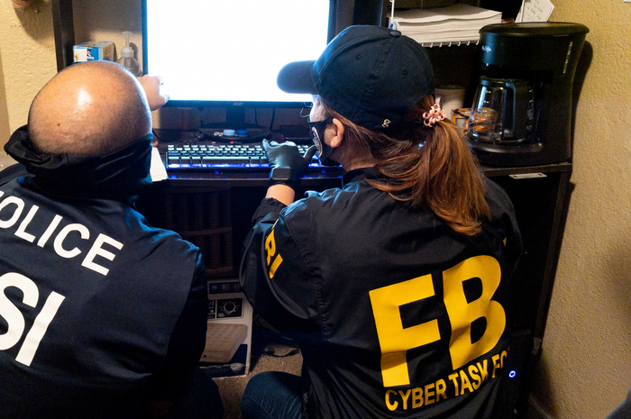 Ilustrasi petugas cyberattack task force FBI meretas website hacker