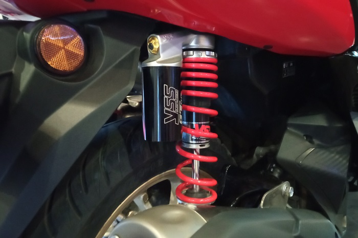 Sokbreker motor Yamaha NMAX standar diganti sokbreker aftermarket dari YSS.