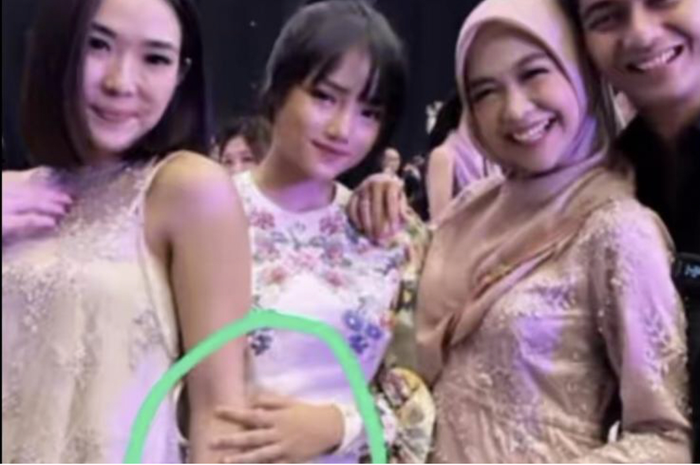 Fuji kembali menjadi sorotan. Kali ini, aksinya memegang lengan Gisel saat foto bareng bikin salfok.