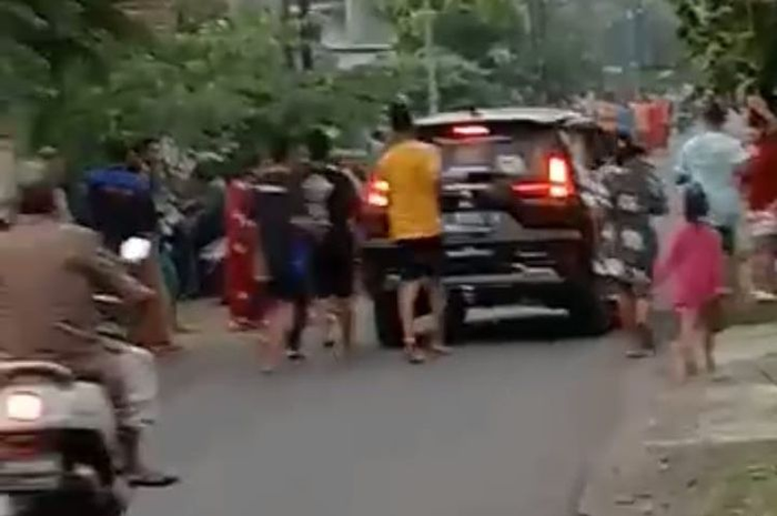 Pengendara Mitsubishi XPander di Jombang sebar duit di jalan