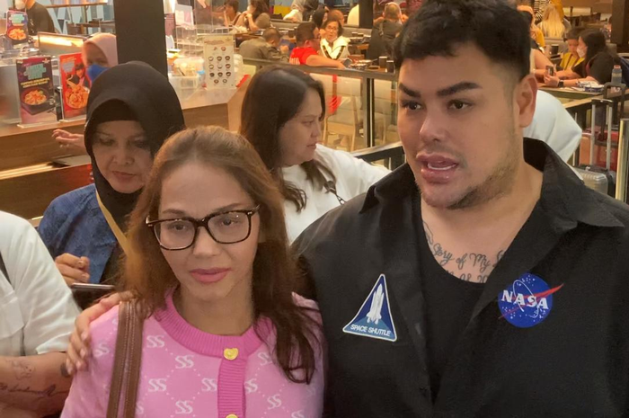 Ivan Gunawan dan Bunda Corla di Bandara Internasional Soekarno - Hatta pada Selasa (31/1/2023).