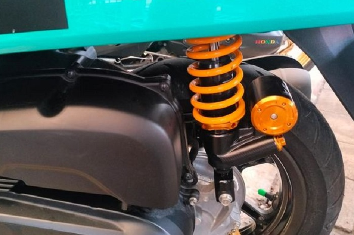 Sokbreker aftermarket terbaru dari KYTA terpasang di modifikasi motor Yamaha Fazzio.