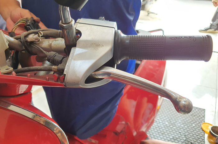 Tuas rem kiri atau rem teromol Vespa matic keras ? berikut penyebabnya 