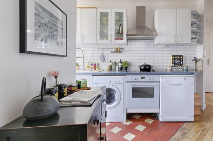 Desain dapur mungil dapat diubah dengan cara begini agar fotonya terasa lebih nyaman.