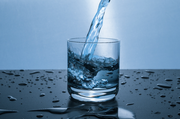 Tips hidup: manfaat minum air putih hangat setiap hari.