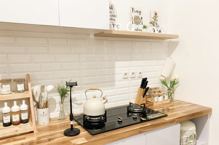 Foto tampilan desain dapur yang sederhana tampak semakin nyaman. Rak sepatu bekas jadi tempat penyimpanan.