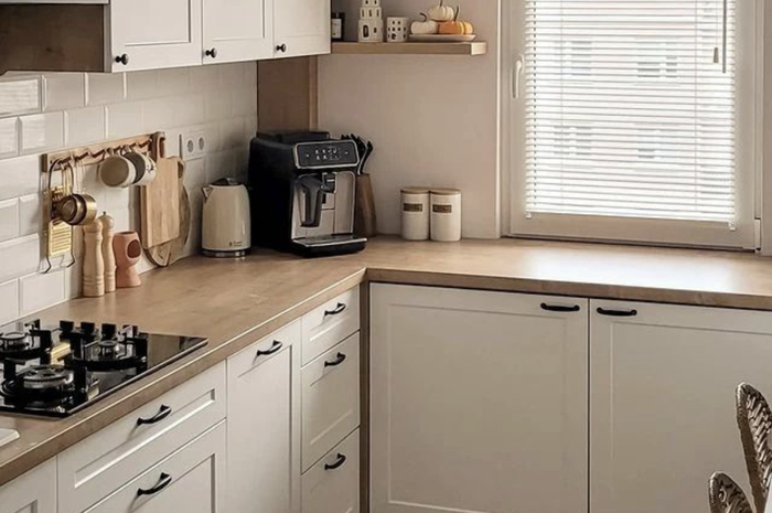 Potret dapur kecil yang tampak nyaman. Perabot tersusun rapi karena rak kabinet dibuat begini.