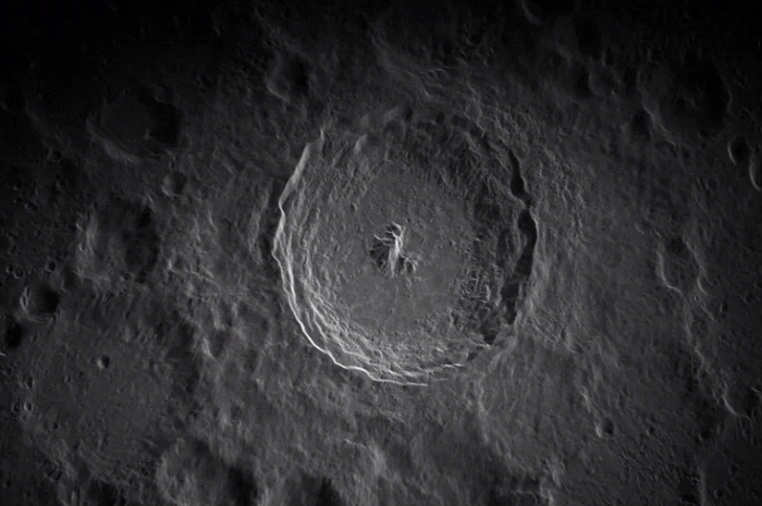 Kawah Tycho Bulan, seperti yang difoto oleh sistem radar prototipe. Ini foto Bulan beresolusi tertinggi.