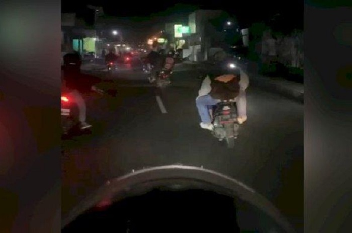 Ilustrasi geng motor bawa senjata tajam. Brutal geng motor bacok pemuda sampai tewas di Gang H Arsad, Kelurahan Cibeureum, Kecamatan Cimahi Selatan, Kota Cimahi hari Minggu (5/2/2023).
