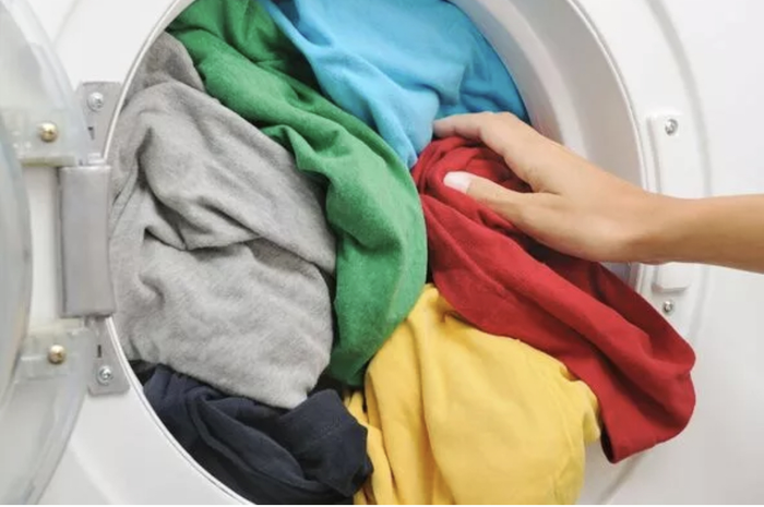 Foto baju yang makin pudar, mesin cuci jadi rusak. Ini 5 kebiasaan buruk ketika mencuci baju.