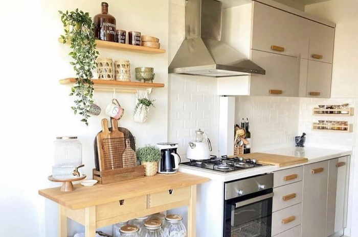 Tampilan dapur sempit tampak berbeda. Perabot masak ditata dengan cara kreatif ini. Semuanya bisa dilakukan sambil ngabuburit.