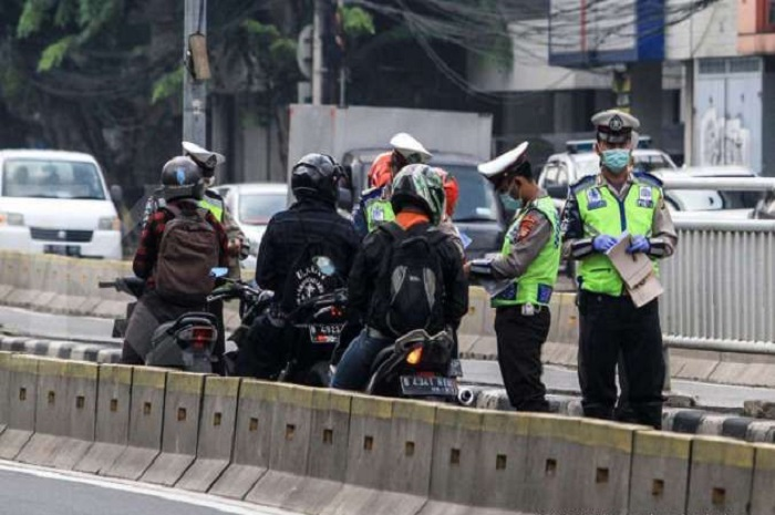 Foto ilustrasi penindakan pelanggar. Operasi Keselamatan Jaya 2023 dimulai, apakah ada tilang manual dalam razia?