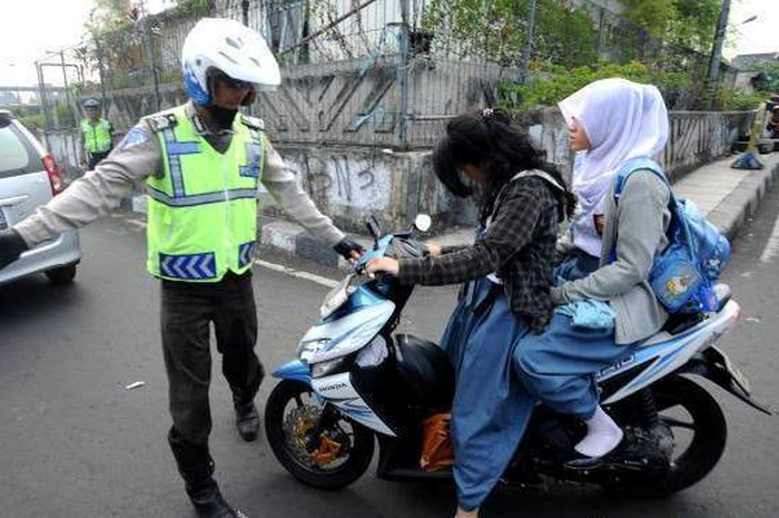 Razia Operasi Keselamatan 2023 mulai hari ini salah satunya incar pengendara motor tak pakai helm