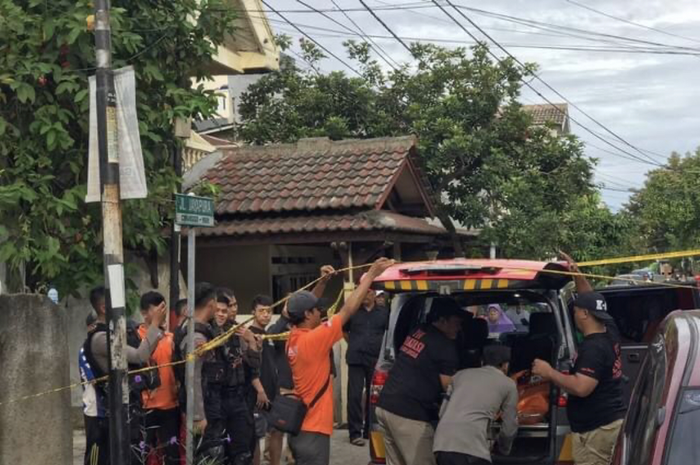 Foto olah TKP kasus pembunuhan sopir taksi online yang diduga 
