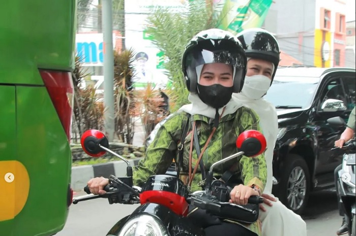 Gubernur Jawa Timur, Khofifah Indar Parawansa dibonceng Honda Scoopy oleh ajudannya.