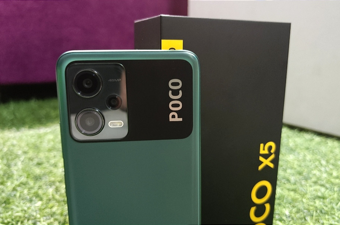Ilustrasi uji coba pengisian daya baterai POCO X5 5G dengan fast charging 33W.