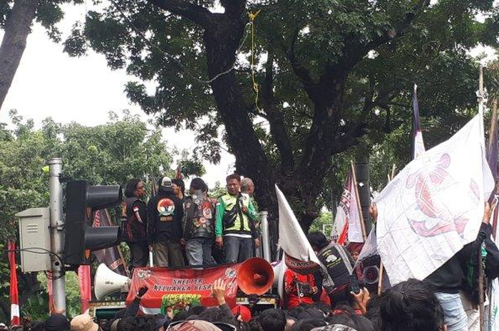 Driver ojol demo tuntut pencopotan Kadishub DKI Jakarta terkait ERP di Balai Kota.