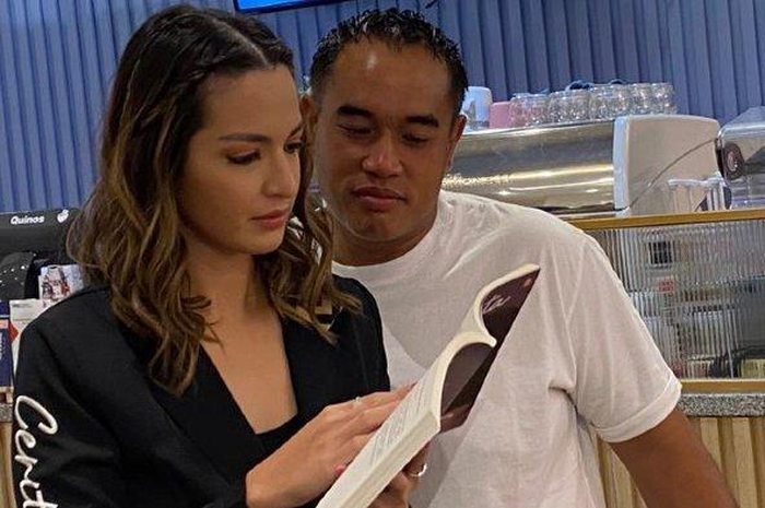 Nia Ramadhani ngaku masih simpan  gelang mickey mouse dari Ardi Bakrie 12 tahun lalu