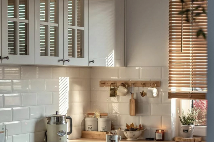 Potret dapur sempit yang makin estetik setelah dipermak. Pemilik rumah minimalis bisa menang banyak.