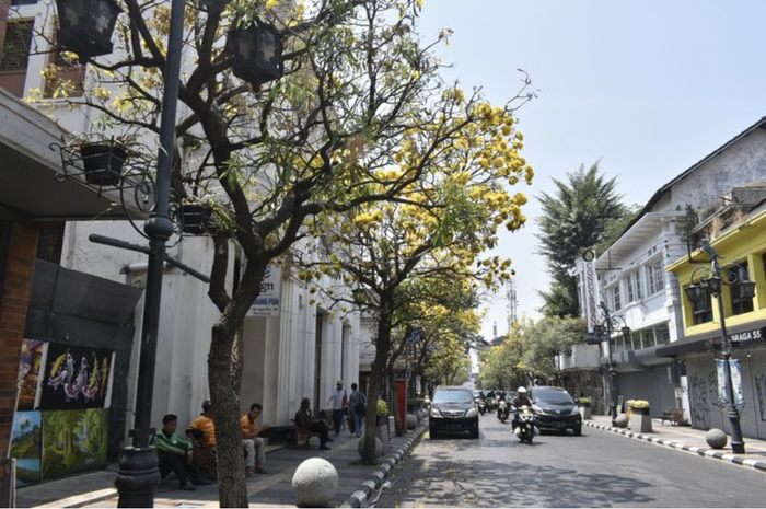 Jalan Braga yang menyajikan spot estetik buat motret sekaligus tempat ngopi cantik.