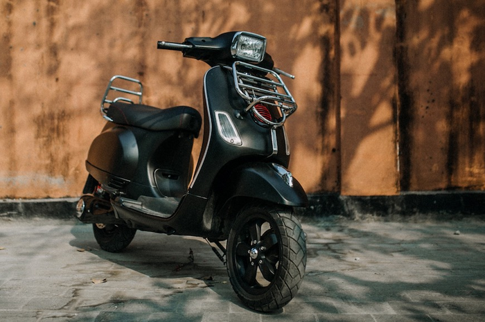 Hasil konversi, modifikasi motor listrik Vespa S ini pede lawan Vespa Elettrica asli.