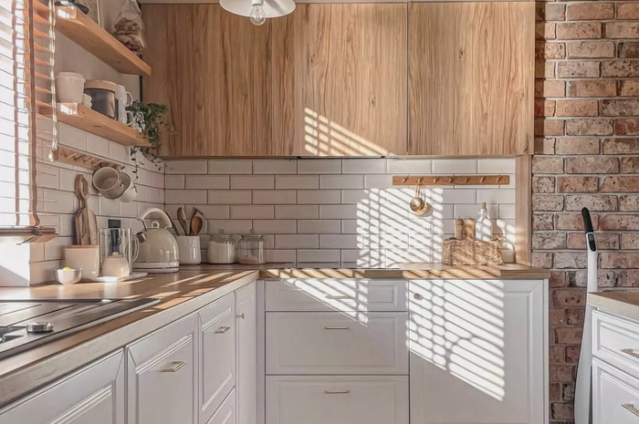 Agar tampilan dekorasi dapur ukuran kecil tak terlihat kusam, ganti model lampunya. Potret hasilnya jadi begini.